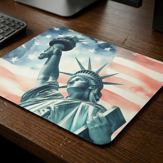 Freiheitsstatue unter amerikanischer Flagge Mousepad