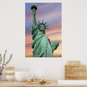Freiheitsstatue unter einem lebhaften Himmel Poster (Küche)