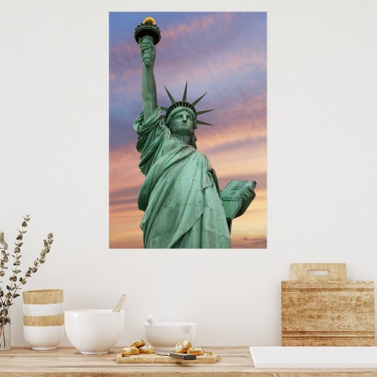 Freiheitsstatue unter einem lebhaften Himmel Poster (Küche)