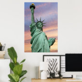 Freiheitsstatue unter einem lebhaften Himmel Poster (Heimbüro)