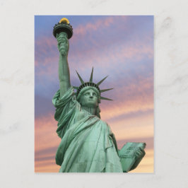 Freiheitsstatue unter einem lebhaften Himmel Postkarte