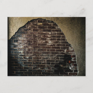 Freiliegender roter Backstein in verwitterter Wand Postkarte