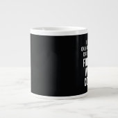 Freitag: Schwarz-weißes Arbeitsangebot Jumbo-Tasse (Vorderseite)