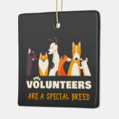 Freiwillige sind ein spezieller Hunderettungshelfe Keramikornament (Links)