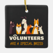 Freiwillige sind ein spezieller Hunderettungshelfe Keramikornament (Vorderseite)