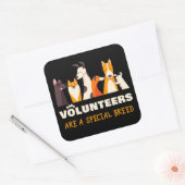 Freiwillige sind ein spezieller Hunderettungshelfe Quadratischer Aufkleber (Umschlag)