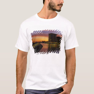 Freizeitlagune und Apartments bei Sonnenuntergang T-Shirt