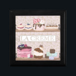 French Bakery Shop Pastries Macarons Tortes Erinnerungskiste<br><div class="desc">In der eleganten,  schicken französischen Bäckerei mit Mädchen finden Sie in zwei Regalen Makaronen,  Fackeln und Makaronen. Das Schild der Bäckerei befindet sich zwischen den beiden Regalen. Der Hintergrund ist ein sanftes Rosa mit einem goldenen botanischen Druck.</div>