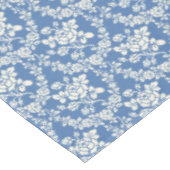 French Blue White Floral Pattern Botanical Chic Tischdecke (Schrägansicht)