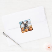 French Bulldog in Pumpkin Patch Quadratischer Aufkleber (Umschlag)