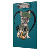 French Bulldog Puppy in Camouflage Outfit & Green  Klemmbrett (Links)