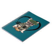 French Bulldog Puppy in Camouflage Outfit & Green Notizblock (Linke Seite)