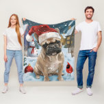 French Bulldog Winter Wonderland Christmas Joy Fleecedecke<br><div class="desc">Dieses festliche Design spiegelt den fröhlichen Geist der Urlaubssaison wider und besticht durch ein hübsches Jungtier mit einer Weihnachtsmannmütze. Der Hund ist eingebettet in ein winterliches Wunderland, mit einem Schneemann, einem dekorierten Weihnachtsbaum und wunderschön verpackten Geschenken. Schneeflocken fallen sanft ab und geben der Szene eine magische Touch, während die lebhaften...</div>