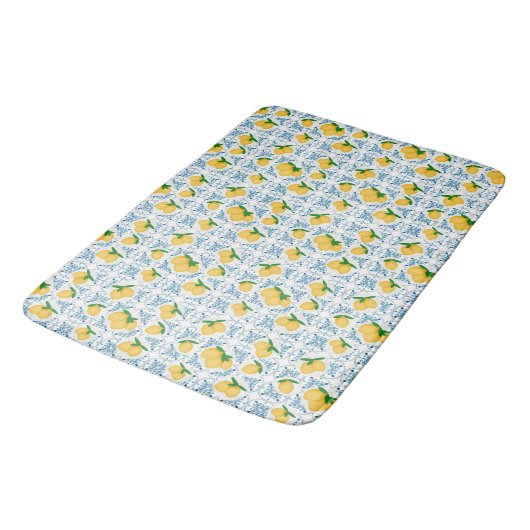 French Country Lemon Blue Floral Tile Pattern Badematte (Schrägansicht)