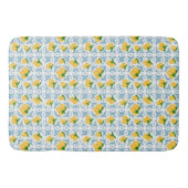 French Country Lemon Blue Floral Tile Pattern Badematte (Vorderseite)