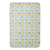 French Country Lemon Blue Floral Tile Pattern Badematte (Vorderseite Vertikal)