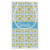 French Country Lemon Blue Tile Monogram Name Kleine Geschenktüte (Rückseite)