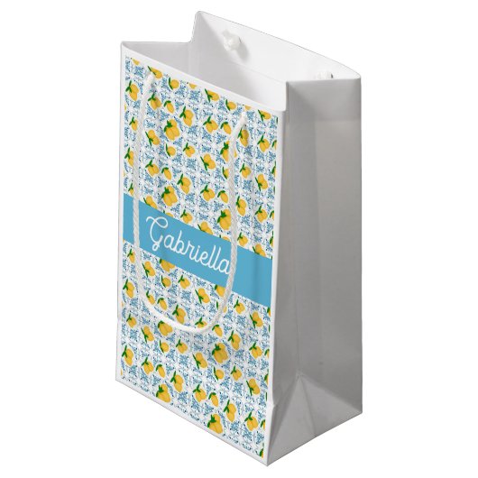 French Country Lemon Blue Tile Monogram Name Kleine Geschenktüte (Vorderseite Schrägansicht)