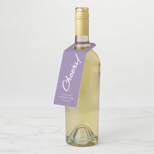 French Lilac Handwriting Script Cheers Flasche Tag Flaschenanhänger (Angewinkelt)