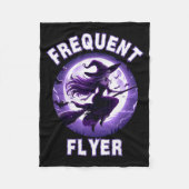 Frequent Flyer Witch, Funny Halloween Witch Costum Fleecedecke (Vorderseite)