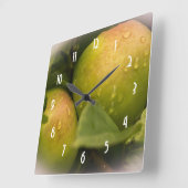 Fresh Green Apples with a Misty Border Quadratische Wanduhr (Winkel)