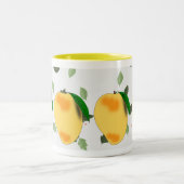 Fresh Juicy Yellow Mango mit grünen Blätter Zweifarbige Tasse (Mittel)