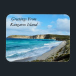 Fresh Ocean Breezes, Kangaroo Island, Australien, Magnet<br><div class="desc">Die Aussicht auf das Meer in Aquarelle,  das sich auf den weißen Sand stürzt,  mit hohen Felsen und üppiger Strandvegetation an einem sonnigen bewölkten Tag</div>