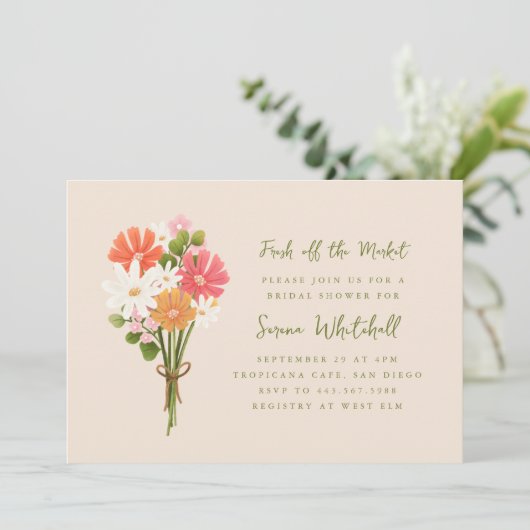 Fresh off Market Blume Bouquet Brautparty Einladung (Stehend Vorderseite)