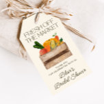 Fresh off Market Brautparty Geschenkanhänger<br><div class="desc">Feiern Sie die zukünftige Braut mit einer Touch von rustikalem Charme und frischer Eleganz! Unsere Brautparty-Kollektion "Fresh Off The Market" ist der ideale Weg, um die Bühne für eine unvergessliche Ansammlung Set. Diese wunderschön gestalteten Geschenketiketten zeigen eine atemberaubende Aquarellillustrierung eines Holzkastens, das mit lebendigen Früchten und Gemüse übersät ist, und...</div>