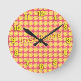 Fresh Popped Fun Popcorn Muster Cartoon Art Runde Wanduhr