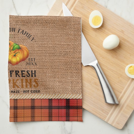 Fresh Pumpkins in einem rustikalen und Karierten Geschirrtuch (Viertel Falte)