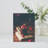 Fresh red strawberries in metal mug on table. postkarte (Stehend Vorderseite)