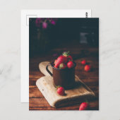 Fresh red strawberries in metal mug on table. postkarte (Vorne/Hinten)