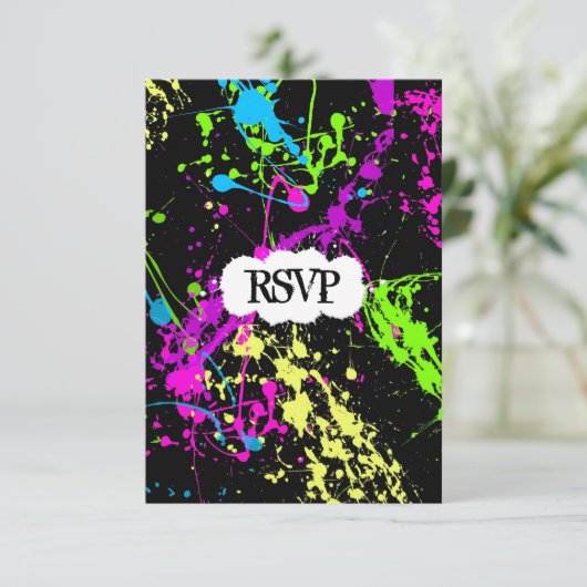 Fresh Retro Neon Paint Spritzer on Black RSVP Karte (Stehend Vorderseite)