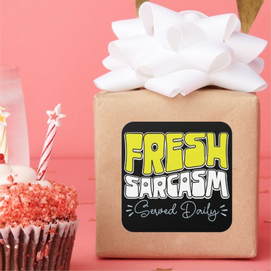 Fresh Sarcasm Served Daily Funny Sarcasm Sprichwor Quadratischer Aufkleber (Party)