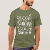Fresh Sarcasm Served Daily T-Shirt (Vorderseite)