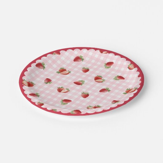 Fresh Strawberry with Pink Gingham Pattern Pappteller (Schrägansicht)
