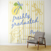 Freshly Graduated Lemon Blue Bow Graduation Wandteppich (Beispiel)