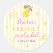 Freshly Graduated Lemon Pink Bow Graduation Runder Aufkleber (Vorderseite)