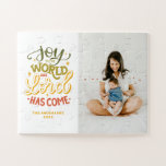 Freude an der Welt ist der Herr gekommen. Weihnach Puzzle<br><div class="desc">Religiöses Weihnachts-Foto-Puzzle "Joy to the world the Lord has come" in grün-gelb-roten Farben für Winterurlaub.</div>
