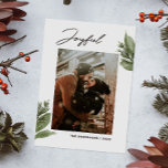 Freude. Aquarellfarbenes Weihnachtsfest Foto Feiertagskarte<br><div class="desc">"Joyful" Weihnachtskarte mit Aquarellkiefer und floralen botanischen für den Winterurlaub. Bitte kontaktieren Sie mich,  wenn Sie weitere Informationen benötigen.</div>