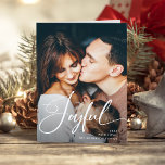 Freude | Elegante Schrift und Foto Weihnachten<br><div class="desc">Diese elegante Weihnachtskarte sagt "Joyful" in der modernen Skriptkalligraphie. Fügen Sie Ihr Lieblings-Foto und Ihre Nachricht hinein. Die Rückseite der Karte ist festlich grün.</div>