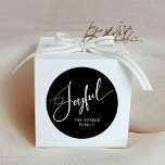 Freude | Elegantes Script Black Christmas Runder Aufkleber<br><div class="desc">Diese eleganten,  dunkelschwarzen Weihnachtsaufkleber sagen "Joyful" in der modernen weißen Skriptkalligraphie.</div>