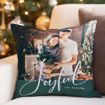 Freude | Elegantes Script und Foto Weihnachten Grü Kissen<br><div class="desc">Dieses elegante Weihnachtskissen sagt "Joyful" in der modernen weißen Schrift Kalligrafie. Fügen Sie Ihr Lieblings-Foto und Ihren Namen hinzu. Der untere Teil des Designs und die Rückseite des Kissens sind festlich grün.</div>