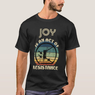 Freude ist ein Akt des Widerstands T-Shirt