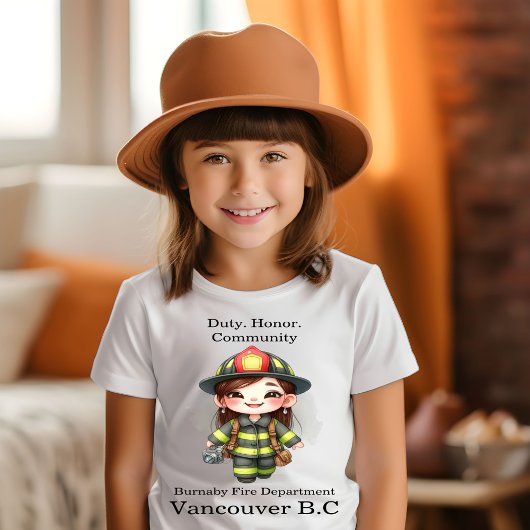 Freudenfeuerwehrer in heller Ausrüstung mit Kamera T-Shirt