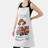 Freudlicher Feuerwehrmann in einem hellen LKW Schürze (InSitu)