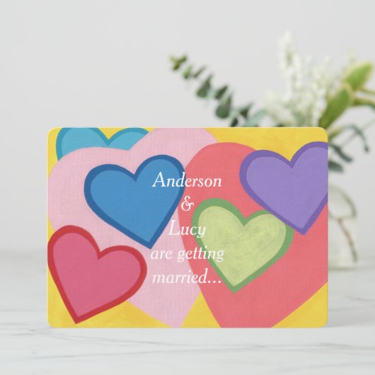 Freuen Sie sich auf bunte Herzen, auf individuelle Einladung (Stehend Vorderseite)