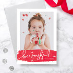 Freuen Sie sich auf die Fotokarte für einen Aufent Feiertagskarte<br><div class="desc">Eine moderne Urlaubskarte mit festlich rotem Pinselstrich und fröhlicher Schrift. Der Backer enthält ein Schneemuster mit der Möglichkeit,  eine personalisierte Nachricht oder zusätzliche Foto zu entfernen und zu tauschen.</div>