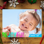 Freuen Sie sich auf ein buntes Weihnachtsfest-Foto Feiertagskarte<br><div class="desc">Freuen Sie sich in dieser Urlaubssaison auf eine lustige,  skurrile Karte mit dem Aufdruck "Sei fröhlich" in einem farbenfrohen,  handgestempelten Schriftart. Fügen Sie Ihr volles Foto,  Ihren persönlichen Gruß und den Namen/das Jahr an die Vorderseite. Eine Urlaubskarte,  die sicher Freunde und Familie zum Lächeln bringen wird.</div>